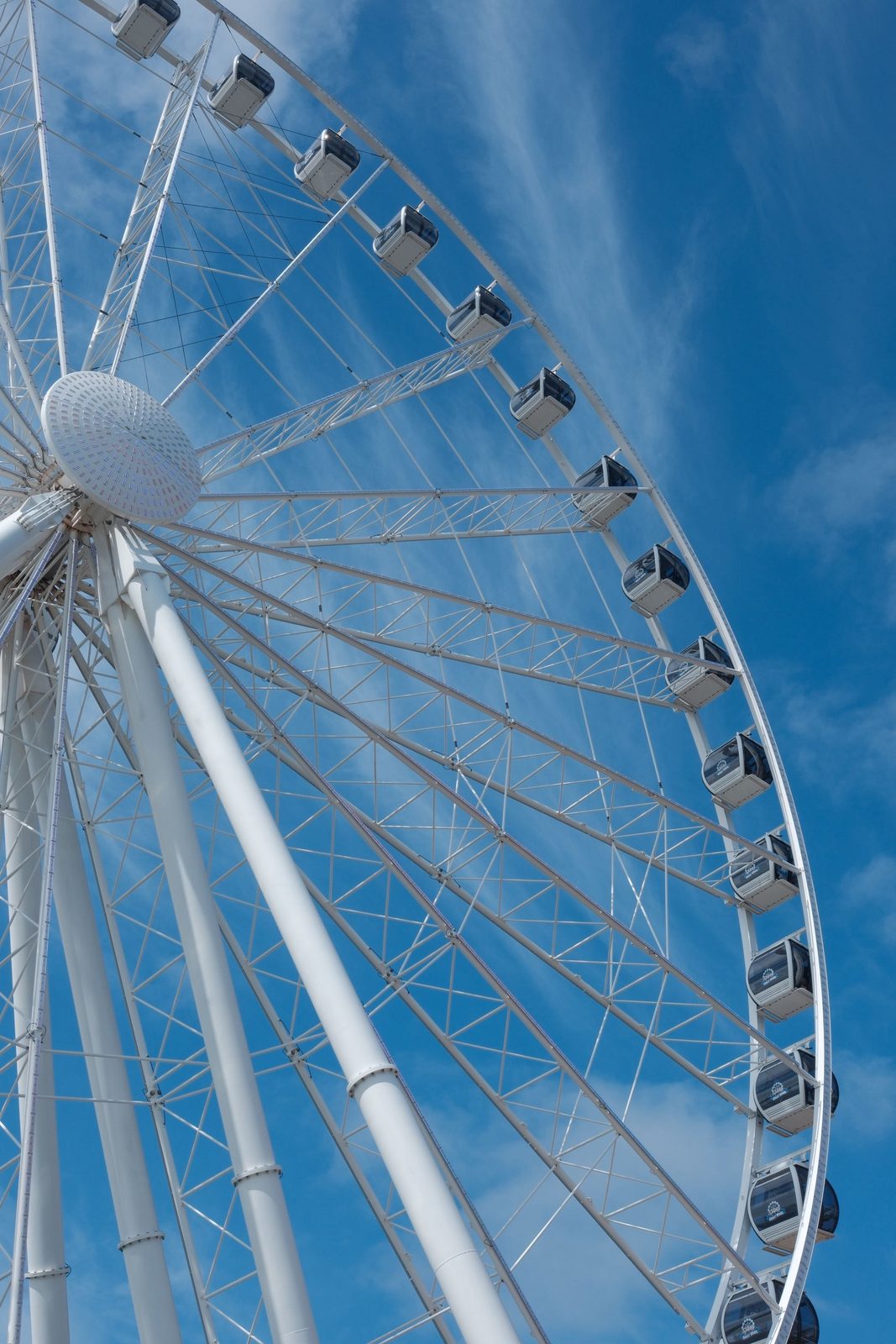 The Seattle Great Wheel against a clear blue sky